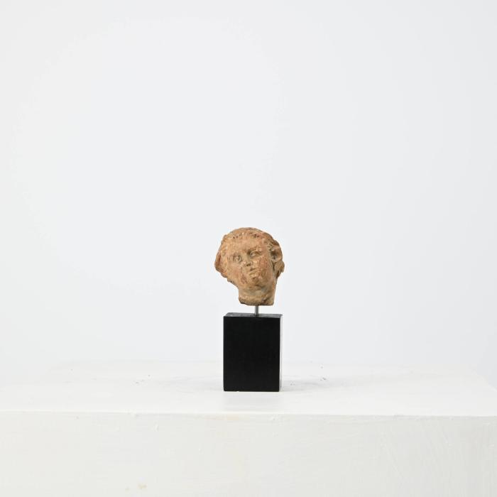 Figurine: bartloser, bekränzter Kopf (Dionysos?)