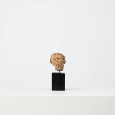Figurine: bartloser, bekränzter Kopf (Dionysos?)