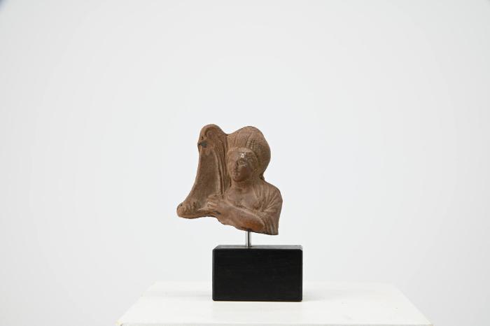 Figurine: Frauenoberkörper mit Trigonon