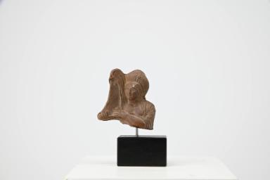 Figurine: Frauenoberkörper mit Trigonon