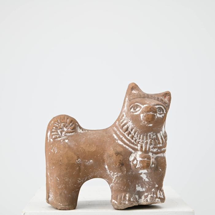 Figurine: Hund mit Halsband