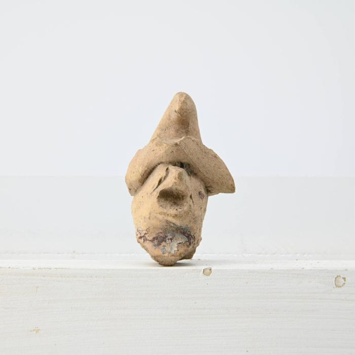 Figurine: Kopf mit ungewöhnlicher Kopfbedeckung