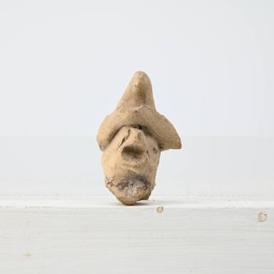 Figurine: Kopf mit ungewöhnlicher Kopfbedeckung