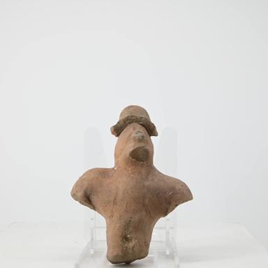 Figurine: Torso und Kopf eines Mannes mit runder Kopfbedeckung