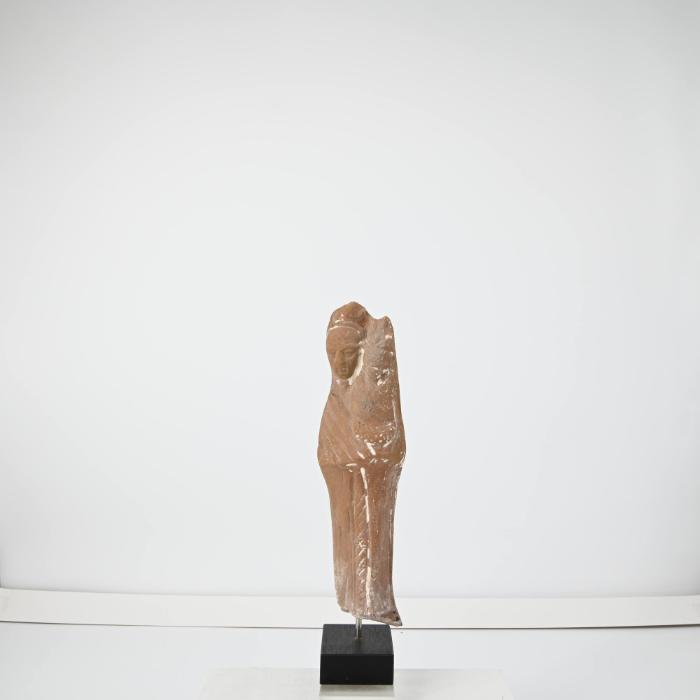 Figurine: Kultbildträger im Priestermantel mit Kanopengefäß