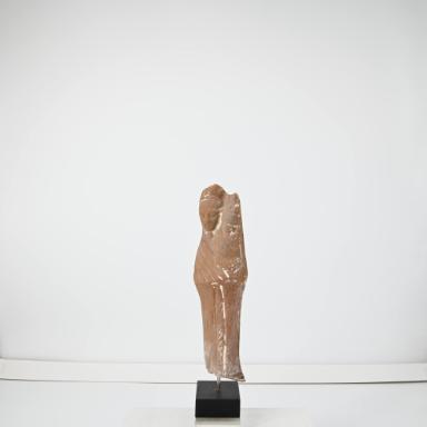 Figurine: Kultbildträger im Priestermantel mit Kanopengefäß