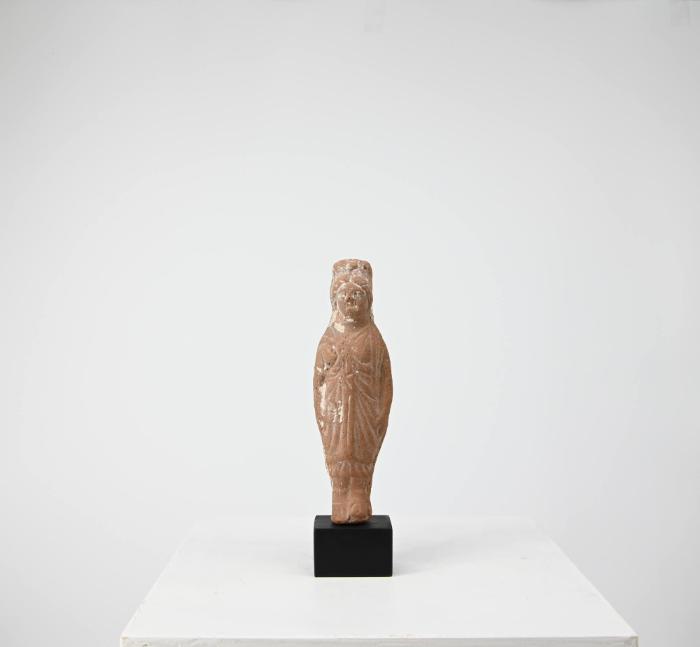 Figurine: Frau im Isismantel