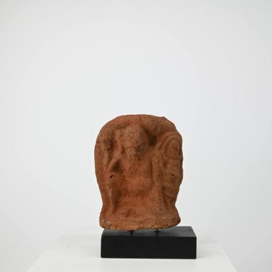 Figurine: sitzender nackter Mann