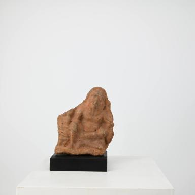 FIgurine: nackter sitzender Mann