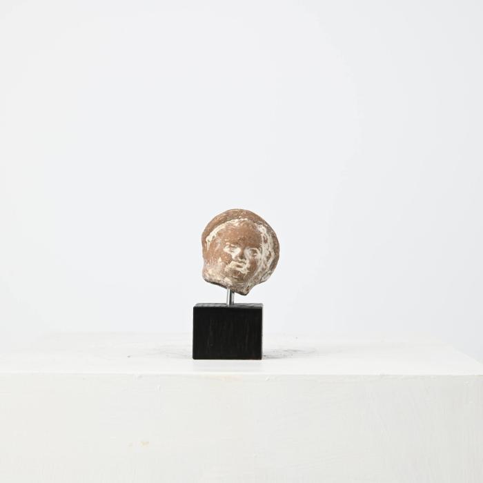 Figurine: Bekränzter Knabenkopf