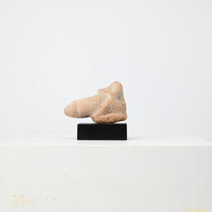 Figurine: überdimensionierter Phallus mit sitzender Figur