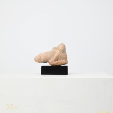Figurine: überdimensionierter Phallus mit sitzender Figur