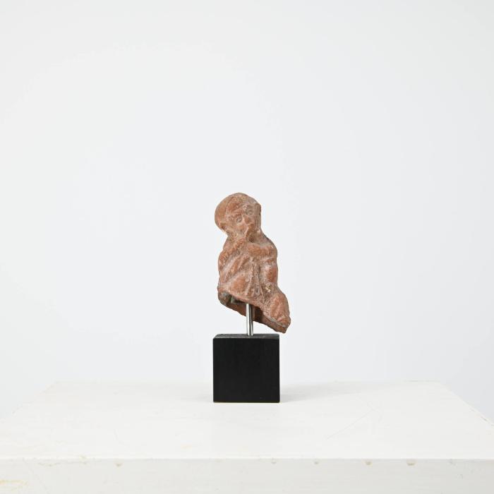 Figurine: Isiskultdiener der Flöte spielt