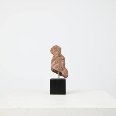 Figurine: Isiskultdiener der Flöte spielt