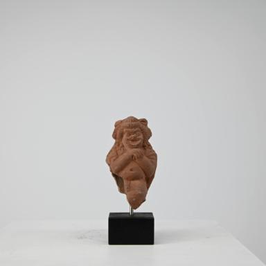 Figurine: sitzender, maskierter Schauspieler