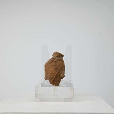 Figurine: Knabe im Mantel