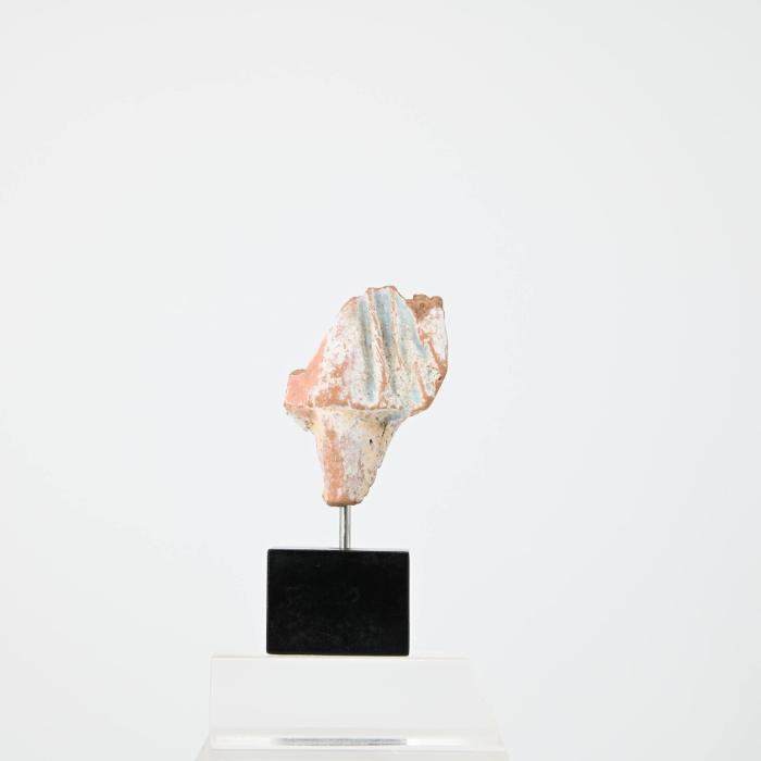 Figurine: Fragment eines bekleideten Knaben