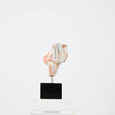 Figurine: Fragment eines bekleideten Knaben