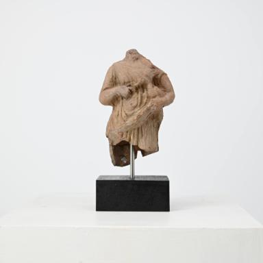 Figurine: weiblicher Torso mit Gans