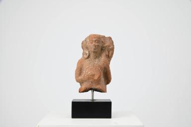 Figurine: Figur mit Tamburin und Gestalt auf der Schulter