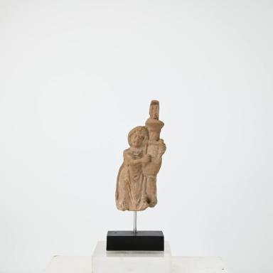 Figurine: Lyra spielender Mann neben einer Traglampe