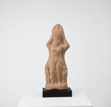 Figurine: Frau mit Fruchtkorb