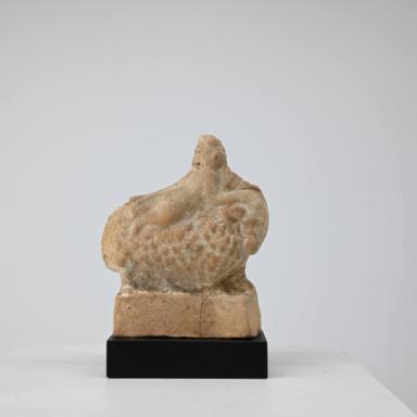 Figurine: Baby/kleines Kind auf Widder mit Basis