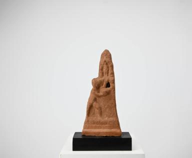 Figurine: Knabe (Eros?) mit Schüssel vor Pfeilerkonstruktion