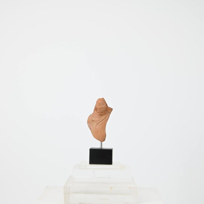Figurine: Torso eines Knaben im Mantel
