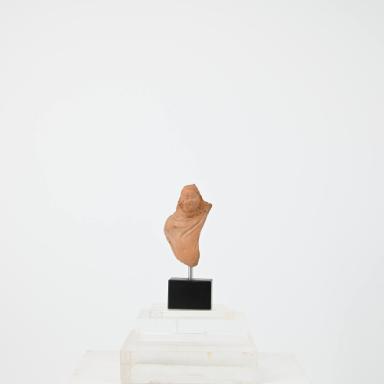 Figurine: Torso eines Knaben im Mantel