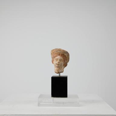 Figurine: weiblicher Kopf mit aufwendigem Kopfputz