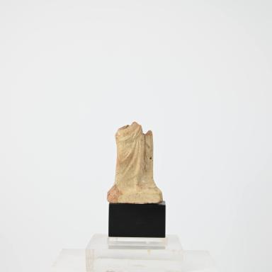 Figurine: Beine eines Knaben im Hüftmantel