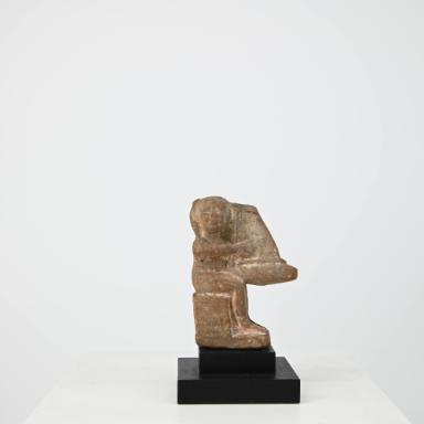 Figurine: sitzender Trigononspieler