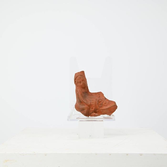 Figurine: nackter hockender Knabe mit großem ovoiden Gefäß
