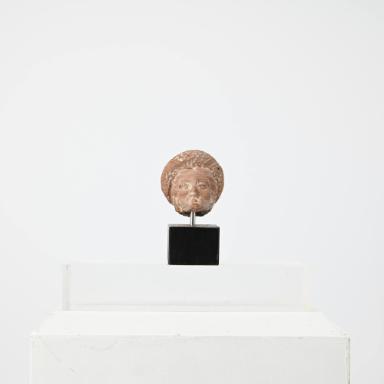 Figurine: weiblicher Kopf mit Kranz