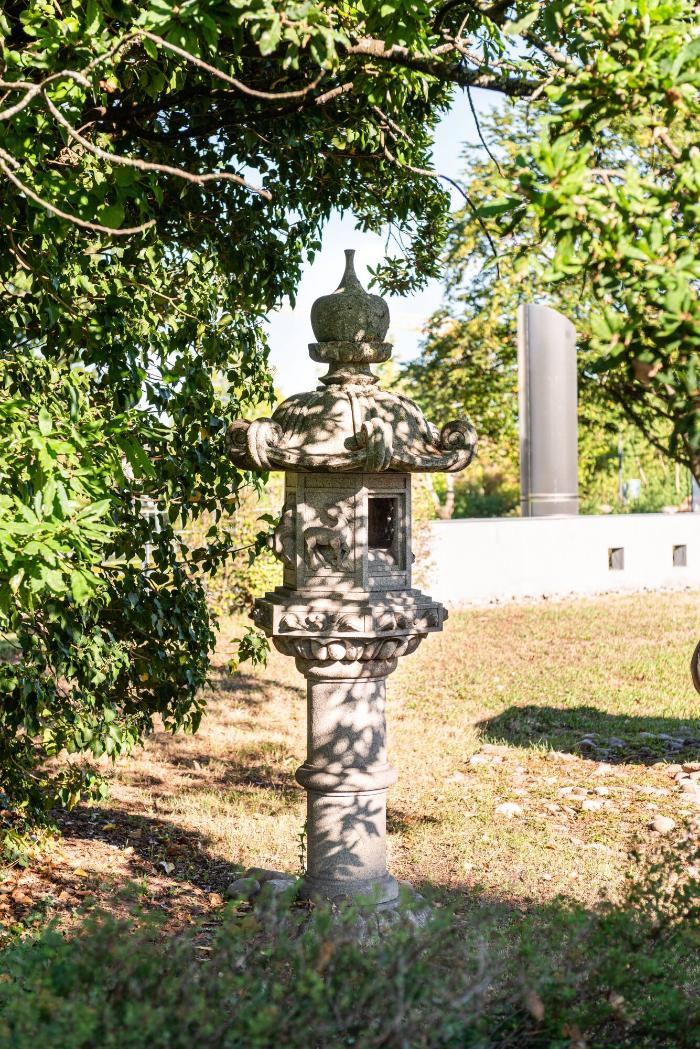 Gedichtstein mit Kasuga-Steinlaterne für Erwin Bälz