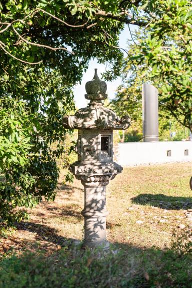 Gedichtstein mit Kasuga-Steinlaterne für Erwin Bälz