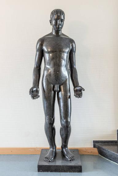 Stehender junger Mann