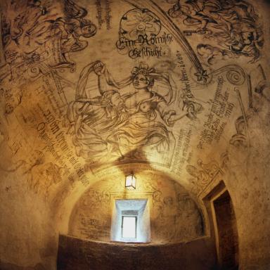 Zeichnungen und Graffiti im Karzer
