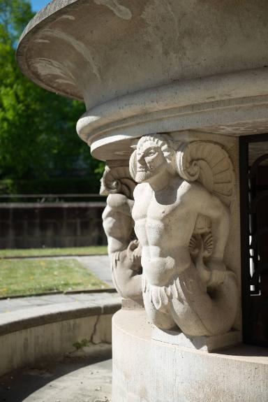 Zwei Tritonenbrunnen