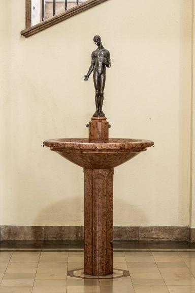 Zwei Brunnen mit Bronzestatuetten