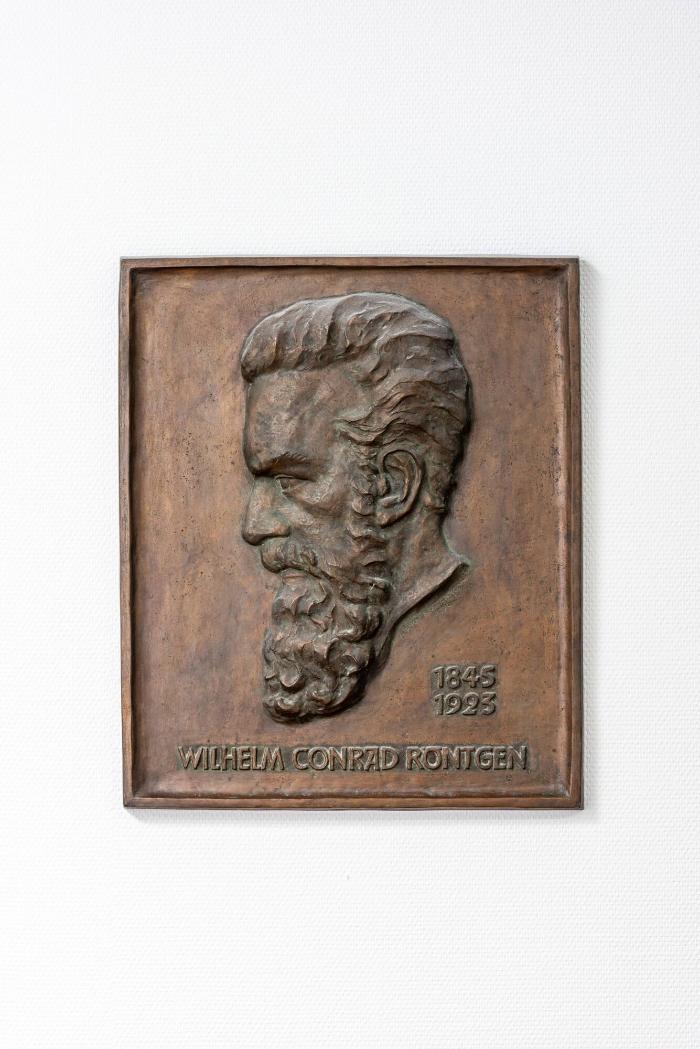 Gedenkrelief für Wilhelm Conrad Röntgen
