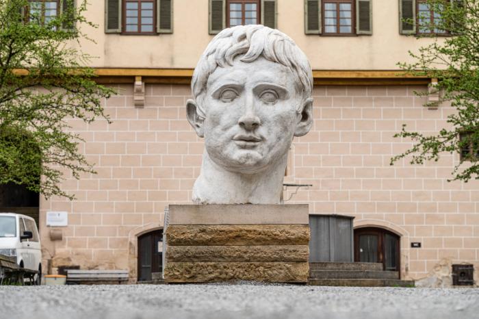 Kolossaler Porträtkopf des Augustus von Primaporta