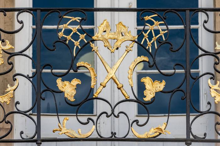 Balkongitter mit gekreuzten Szeptern