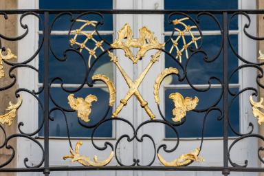 Balkongitter mit gekreuzten Szeptern
