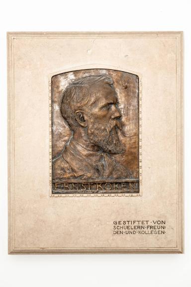Relief mit Bildnis von Ernst Koken
