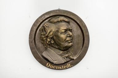 Tondo mit Halbrelief von August Friedrich Quenstedt