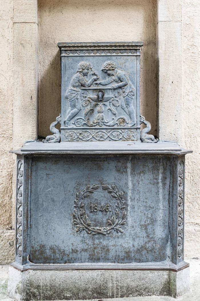 Spätklassizistischer Wandbrunnen