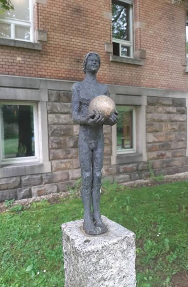 Mann mit Kugel