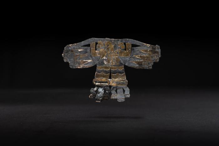 Schmuckfragment einer Gottheit mit Flügeln